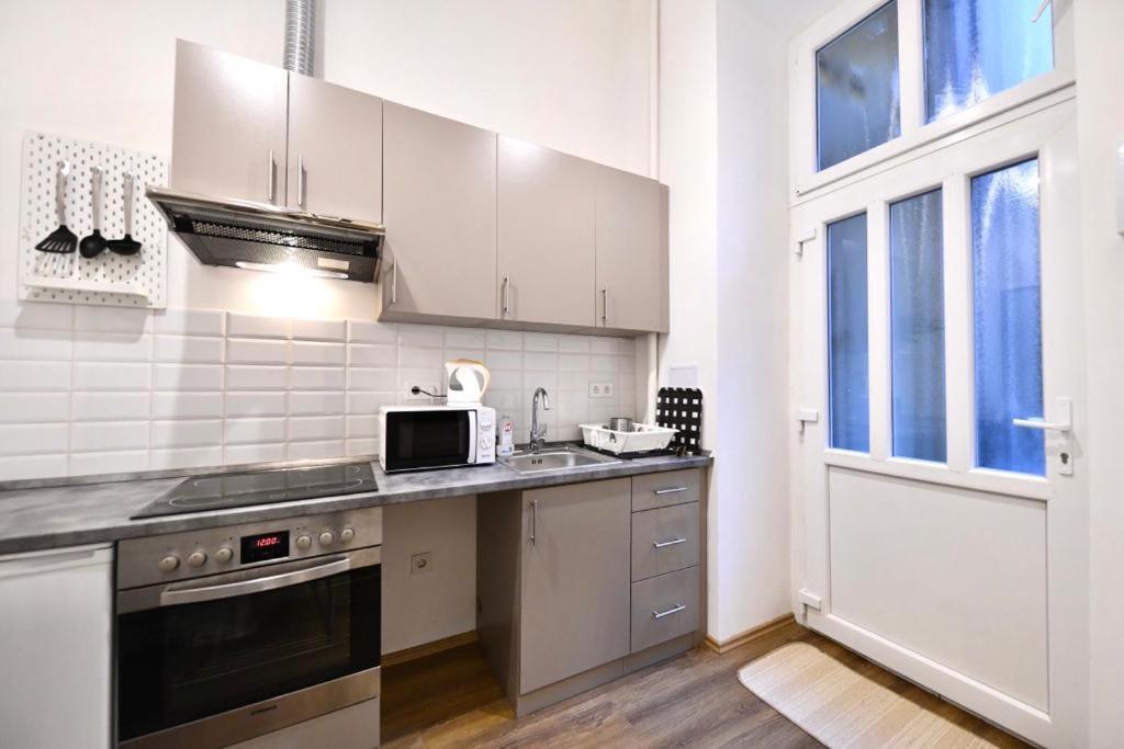 Cute Gallery Apartment Close To The Basilica, Queen Budapest Eksteriør billede