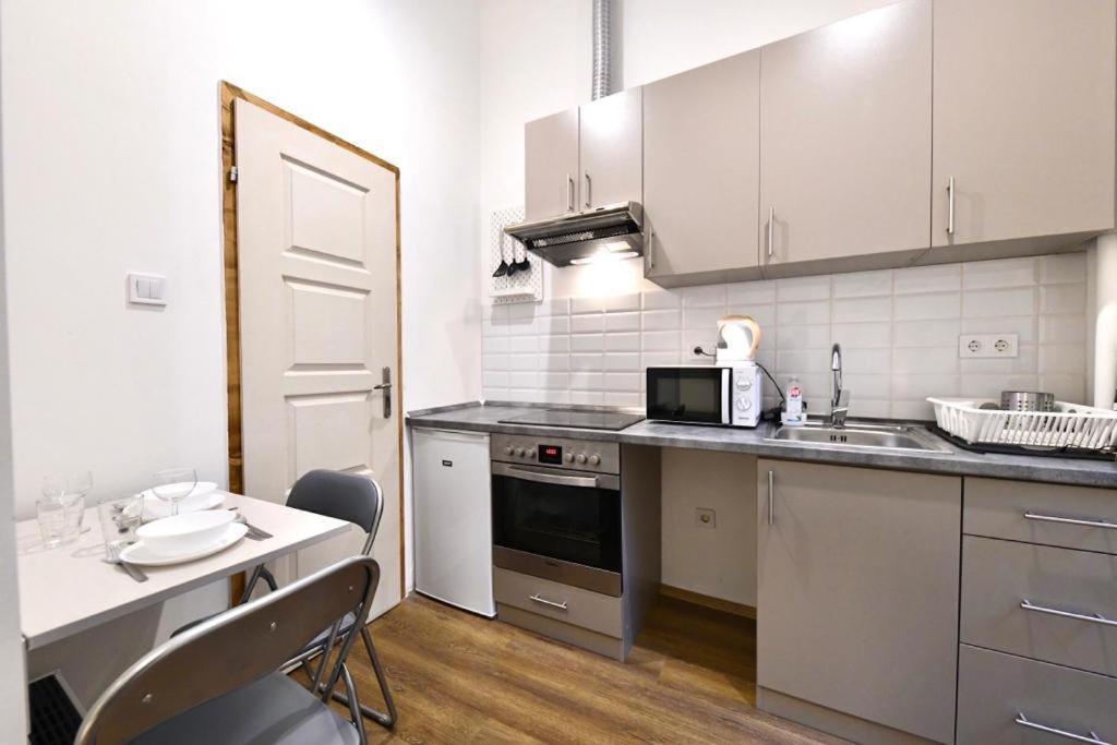 Cute Gallery Apartment Close To The Basilica, Queen Budapest Eksteriør billede
